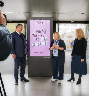 Das Foto zeigt Hans Thomas Kessler, Sabine Leutheusser-Schnarrenberger und Dr. Kathrin Pieren mit einem Screen, auf dem das Motiv zur Frage "Wer, was oder wo ist Jom Kippur?“ zu sehen ist.