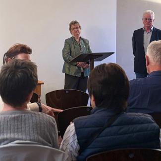 Das Foto zeigt Sylvia Löhrmann (Beauftragte für die Bekämpfung des Antisemitismus, für jüdisches Leben und Erinnerungskultur) an einem Rednerpult.